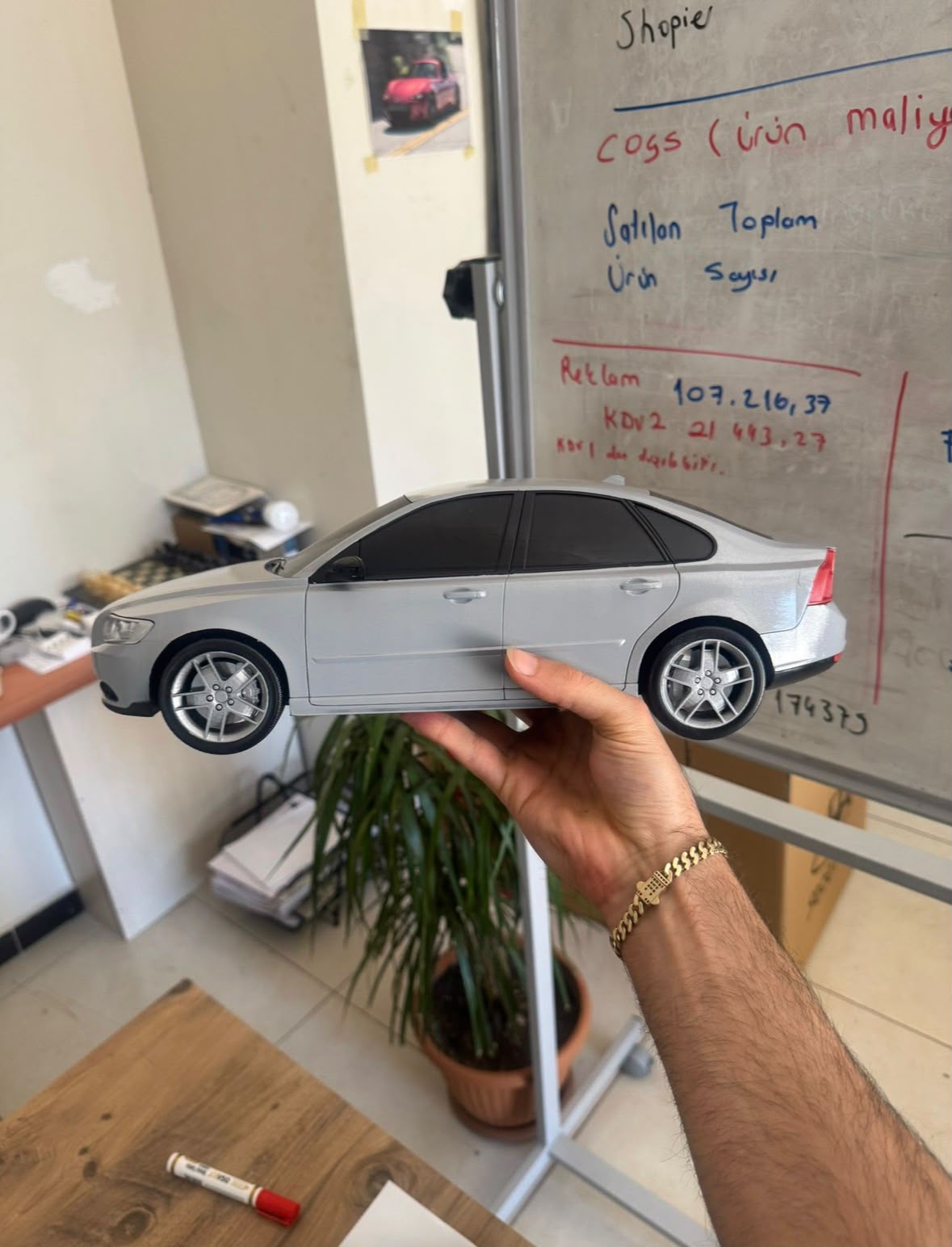 Gri Volvo S40 minyatür, yandan görünüm